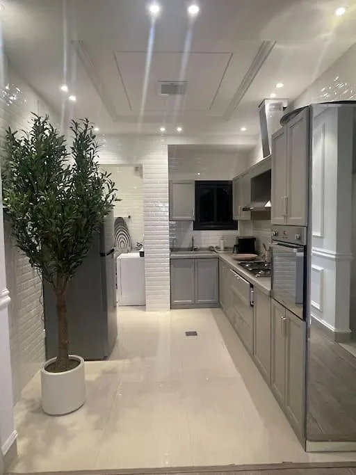 Apartment Chic 3-Bdr Apt In Hittin Riyadh